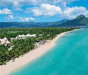 Flic en Flac beach – white sandy beach and turquoise lagoon in Mauritius